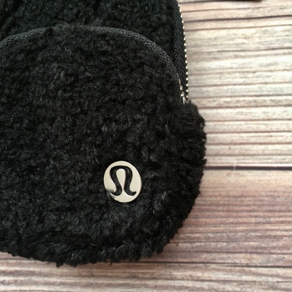 NWT Lululemon Fleece Nano Clip On Backpack in Black - Picture 3 of 5